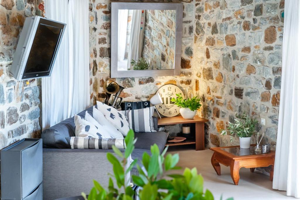 TV a/nebo společenská místnost v ubytování Aria Stone Villa