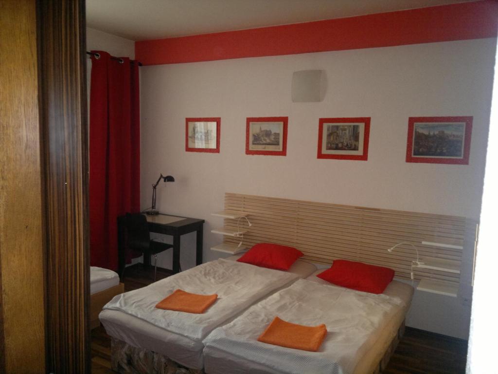 Posteľ alebo postele v izbe v ubytovaní Red Apartment