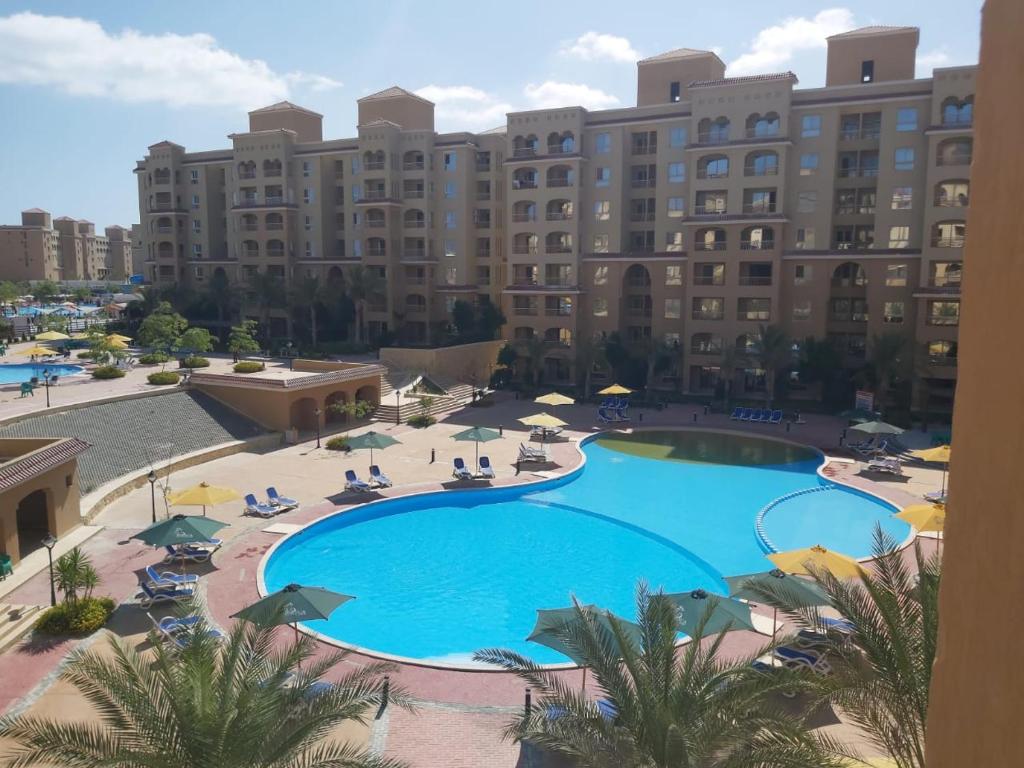 une vue sur la piscine du complexe dans l'établissement Aqua View Resort studio, North Coast, منتجع اكوا فيو الساحل الشمالي, à El Qasaba esh Sharqīya