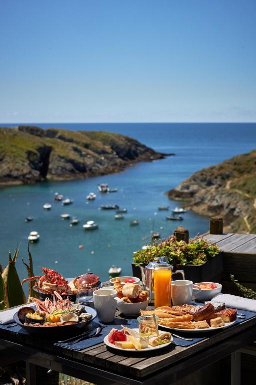 - une table remplie de nourriture avec vue sur l'océan dans l'établissement Castel Clara Thalasso & Spa, à Bangor