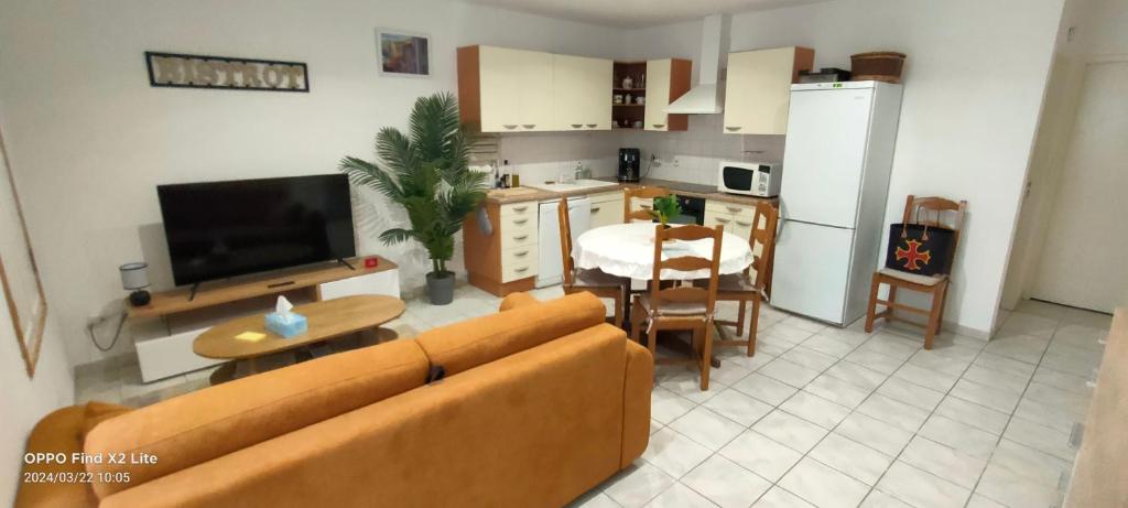 un salon avec un canapé et une table et une cuisine dans l'établissement PORT- VENDRES cote vermeille, à Port-Vendres