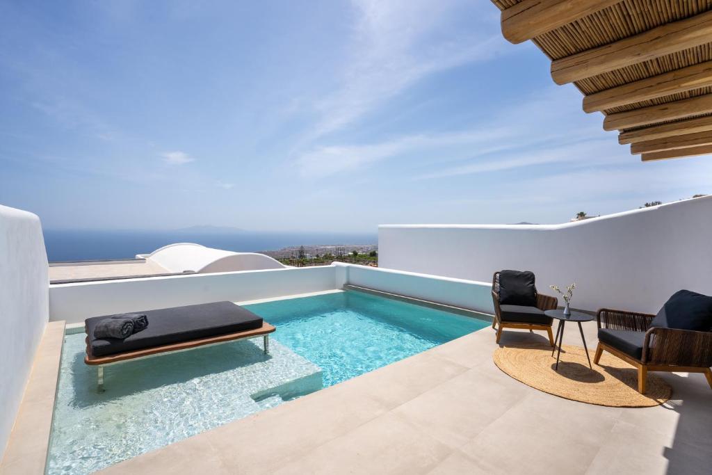 Bazén v ubytování NĒRO Suites by NOMÉE Hospitality Group nebo v jeho okolí
