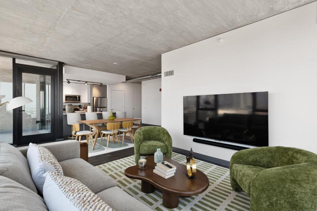 CoWorking Gym Pool Golfsim Steps from FultonMarket by Cloud9-160 - Departamento