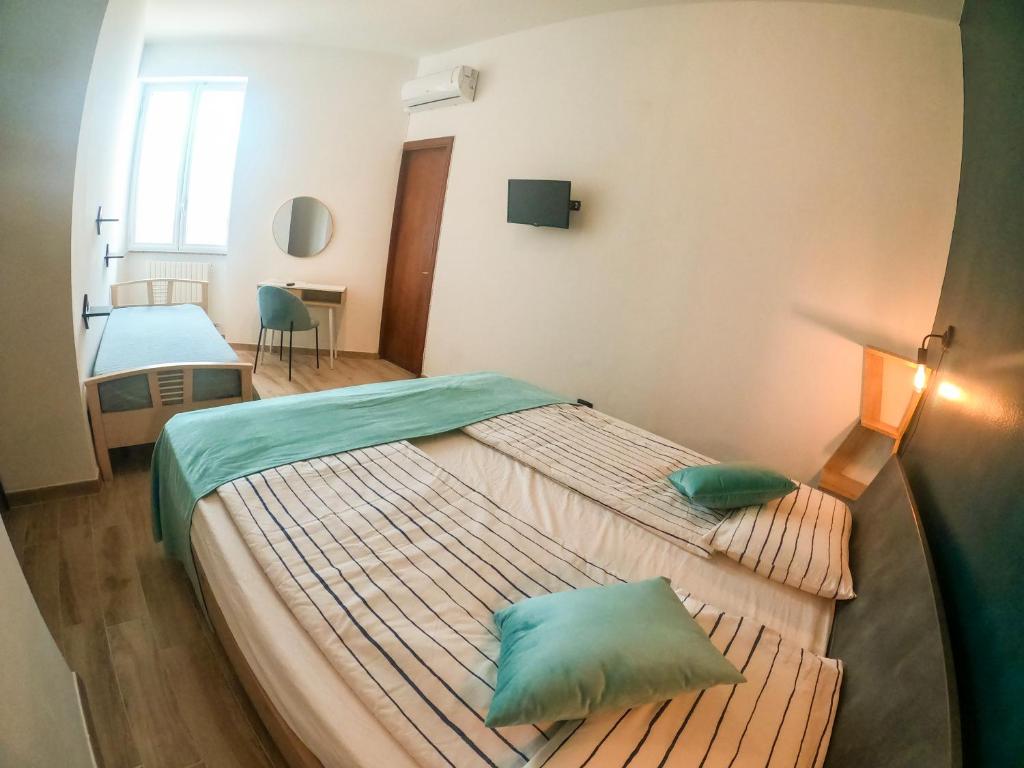 Mistral Guesthouse - Habitación Triple Con Baño Privado