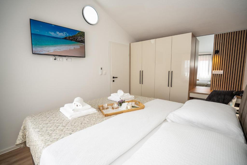 Postel nebo postele na pokoji v ubytování Villa Kamia with private heated pool and electric vehicle adapter