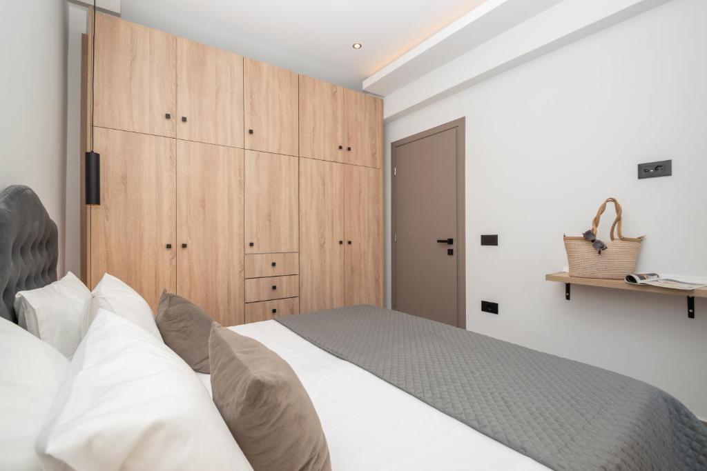 Postel nebo postele na pokoji v ubytování Zante Center Suite B