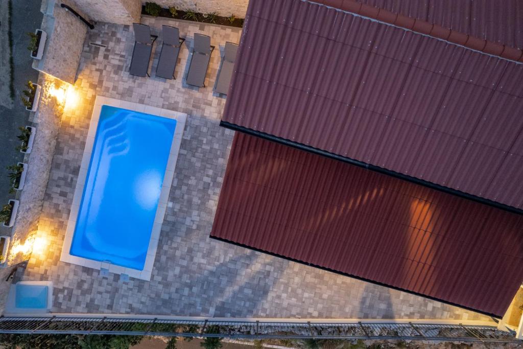 Bazén v ubytování Villa Kamia with private heated pool and electric vehicle adapter nebo v jeho okolí