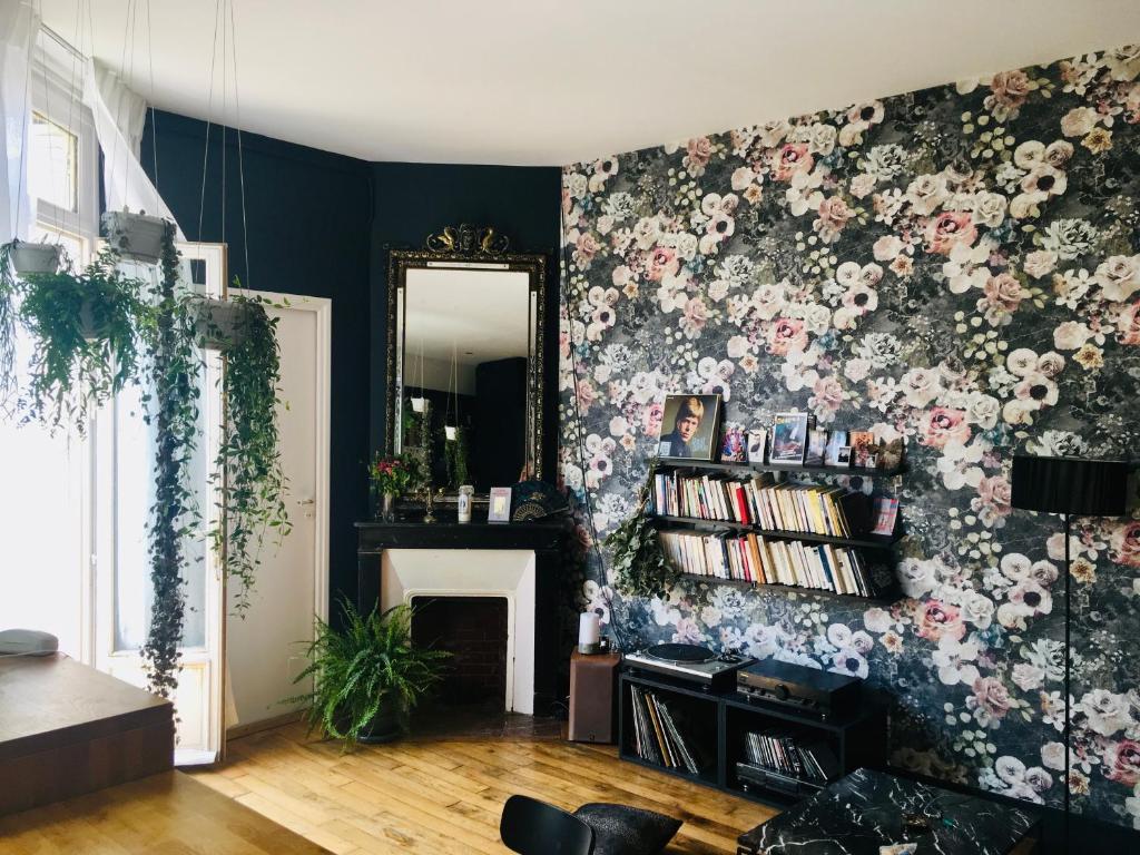 - un salon orné de motifs floraux dans l'établissement Villa des rosiers, à Saint-Ouen