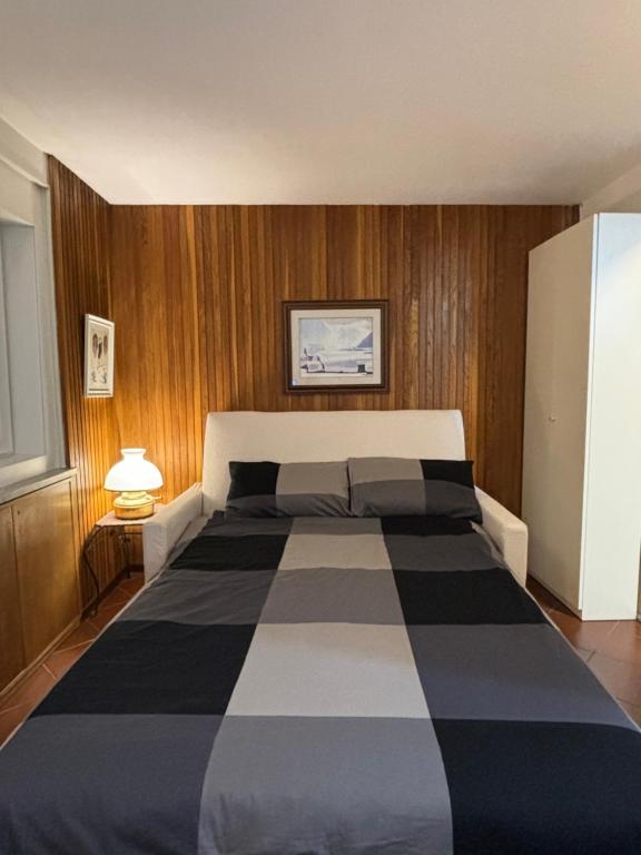 - une chambre avec un lit noir et blanc dans l'établissement Casa di Valentina, à Breuil-Cervinia