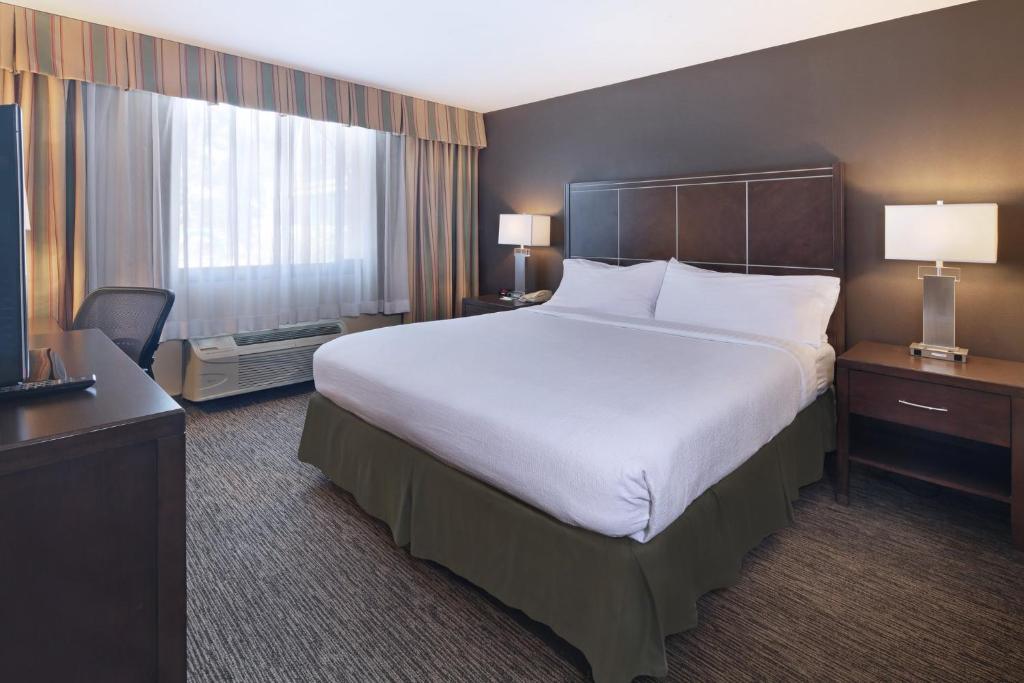 Holiday Inn Hotel & Suites Anaheim by IHG photo