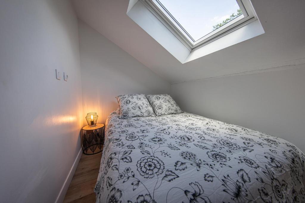 Postel nebo postele na pokoji v ubytování Le Ru De Biche - 20min Disney - SPA du 01 05 au 01 11 - paisible