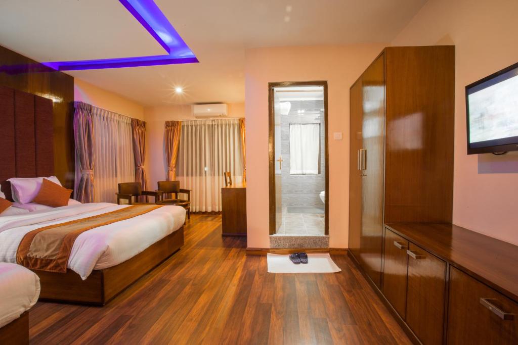 Postel nebo postele na pokoji v ubytování Aryatara Kathmandu Hotel