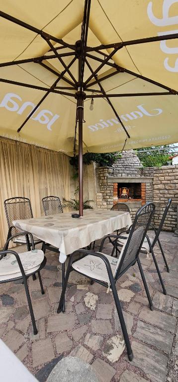 Patio alebo iná vonkajšia časť ubytovania Apartman Norma free parking