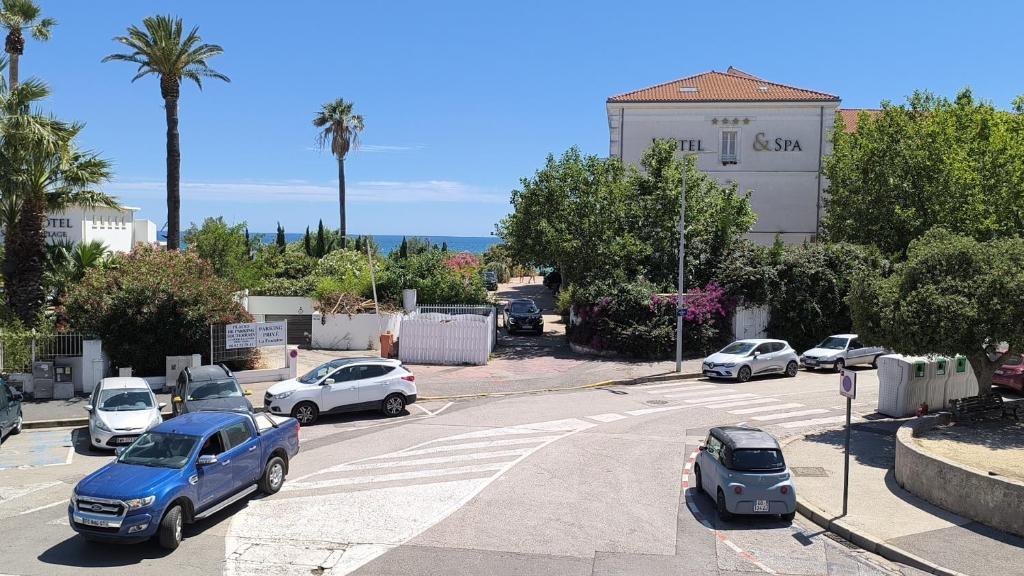 un groupe de voitures garées sur un parking dans l'établissement Appartement 50 m plage, à La Seyne-sur-Mer