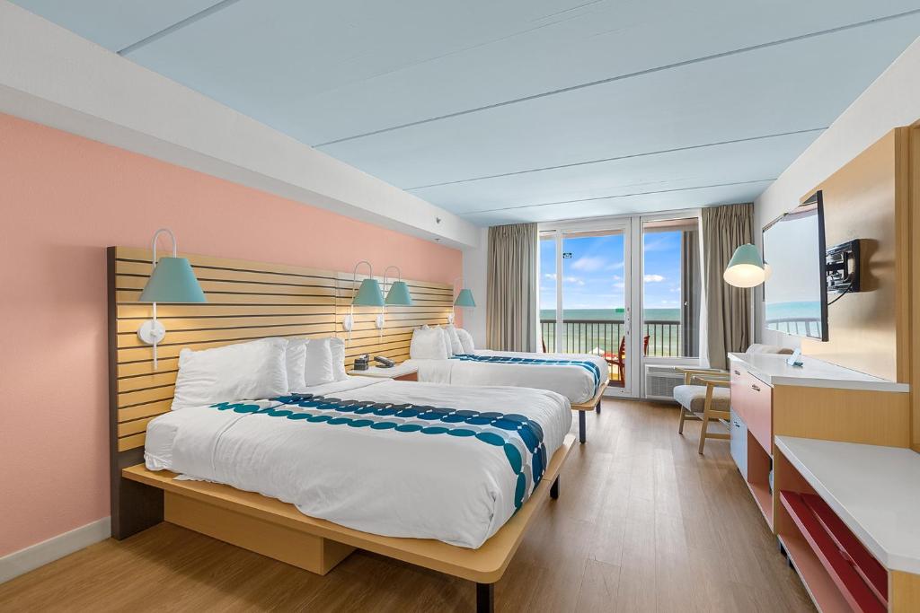Golden Sands Oceanfront Hotel - Dos Queen Kitchenette Frente Al Mar Con Balcón