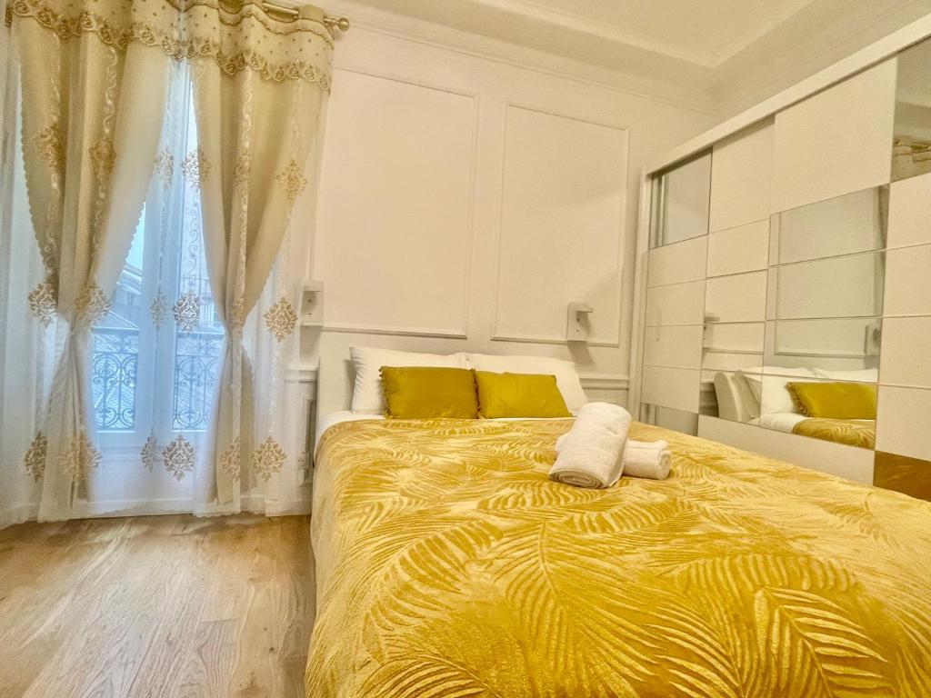 une chambre avec un grand lit et une fenêtre dans l'établissement Luxury apartement, près de Musée Louvre, à Paris