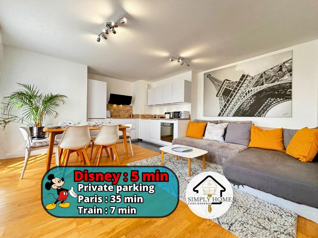 un salon avec un canapé et une table dans l'établissement L Eiffel Disney 5min Paris 35min Parking Terrasse, à Serris