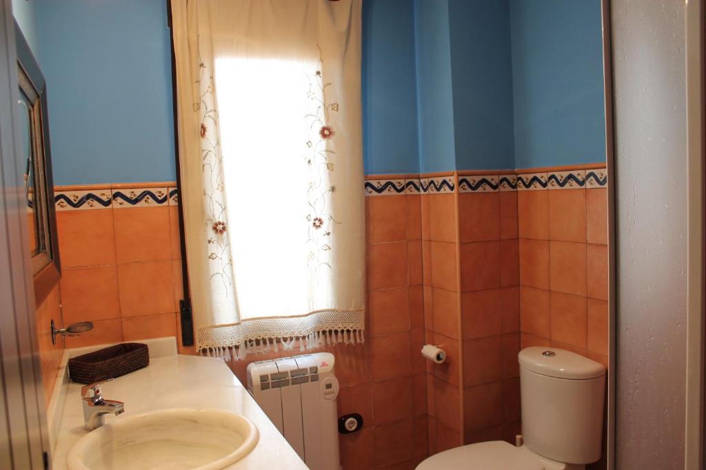 uma casa de banho com um lavatório e um WC em Apartamentos Turísticos Pepe em Gea de Albarracín