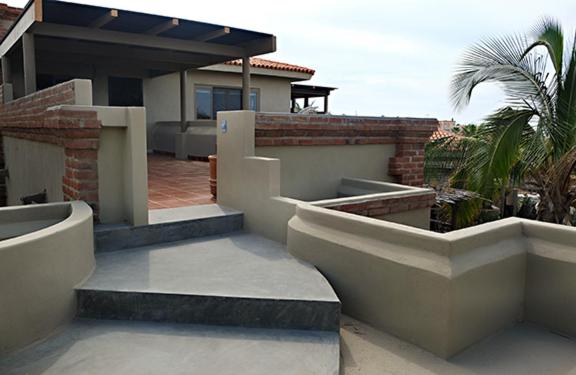 una casa con patio y una casa en The Cozy Nest, en Todos Santos