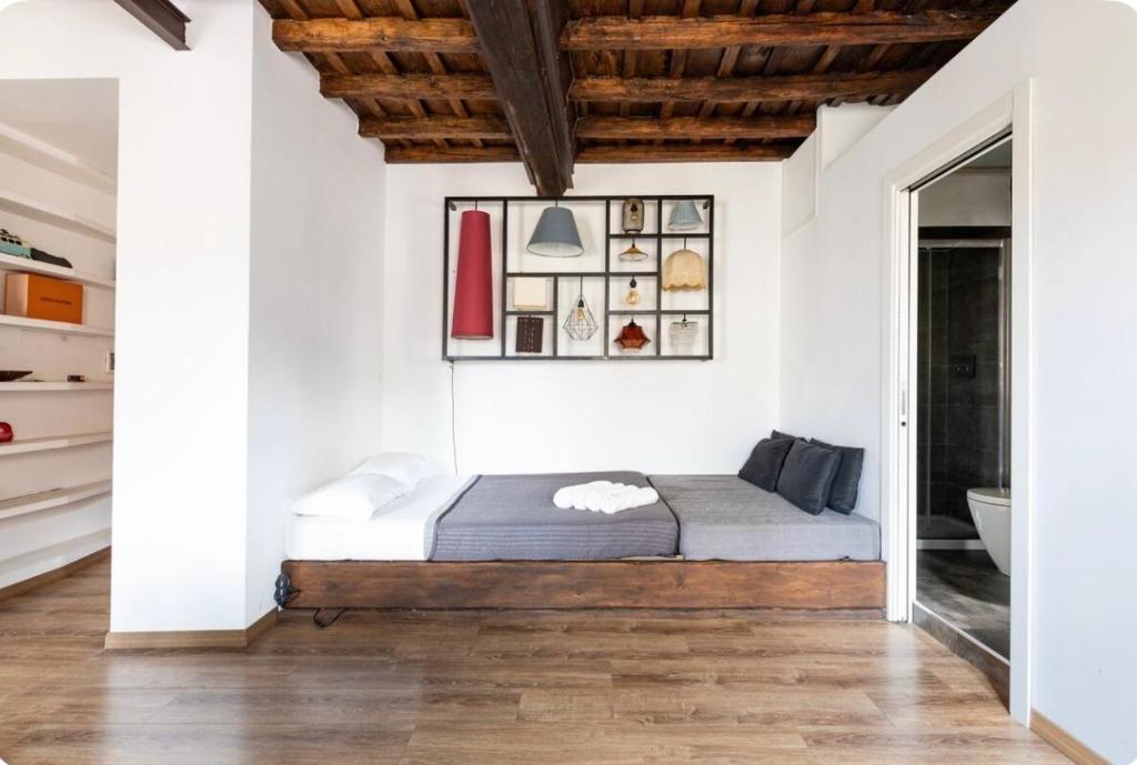 A bed or beds in a room at Colosseo Suite