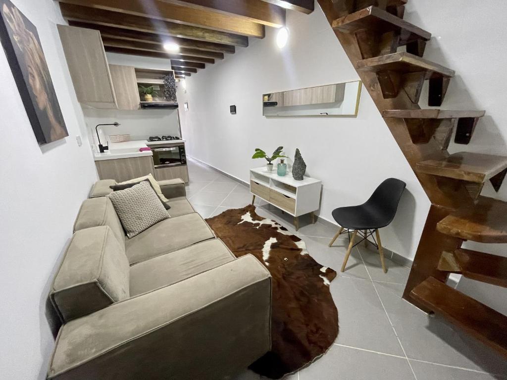 a living room with a couch and a table at apartamento duplex con balcon y vista a la represa in Guatapé