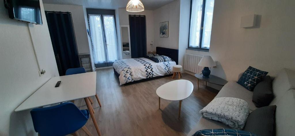un salon avec un lit et un canapé dans l'établissement Charmant studio rénové avec balcon, à Aix-les-Bains