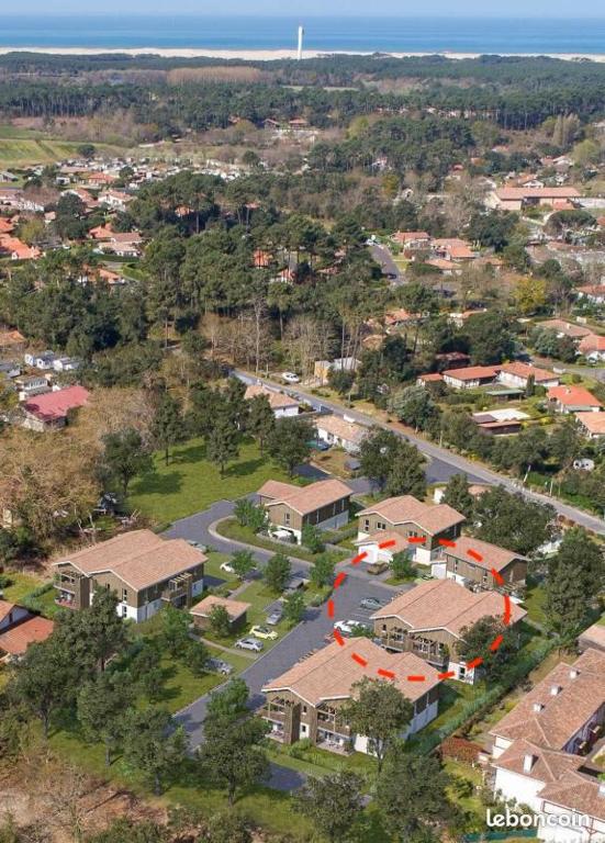 - une vue aérienne sur une ville avec des maisons et une rue dans l'établissement T2 neuf proche ocean, à Messanges