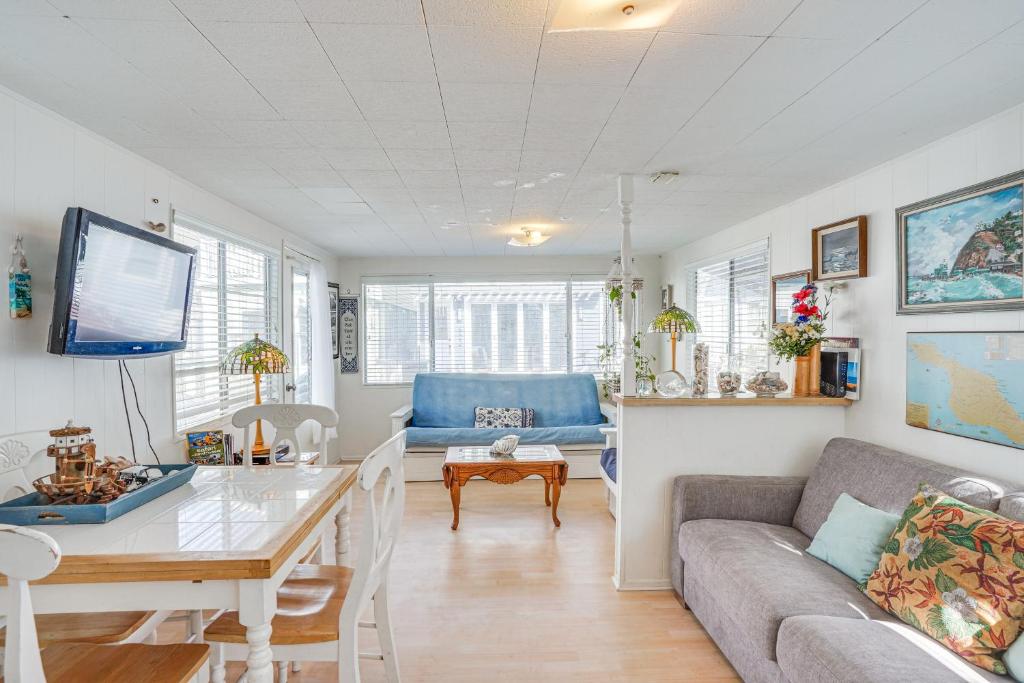 Posezení v ubytování Quaint Avalon Cottage Less Than Half-Mi to Beaches!