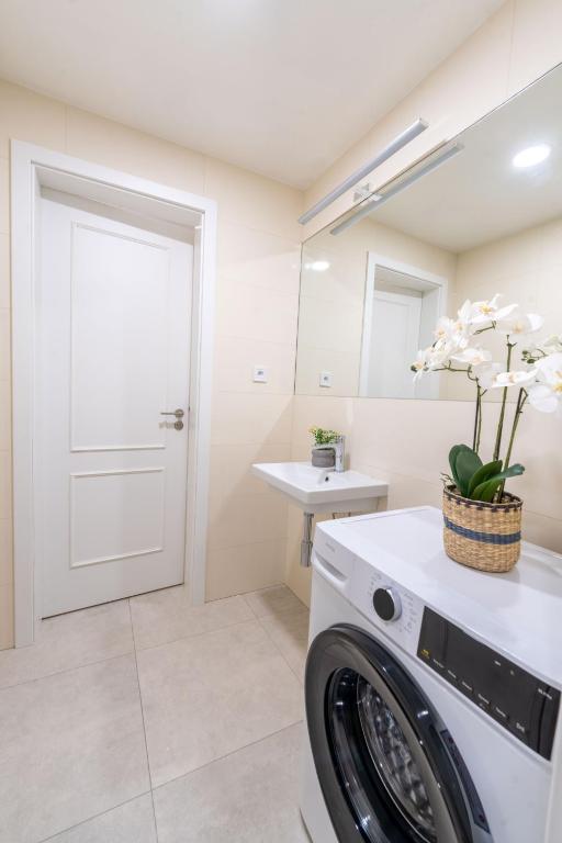 Prague Retreat Downtown - Deluxe One-Bedroom Apartment With City View