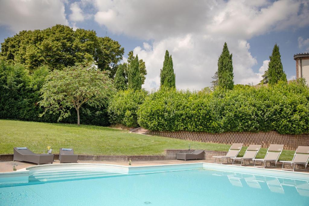 Bazén v ubytování BELVEDERE MONFERRATO Relais & Wellness nebo v jeho okolí