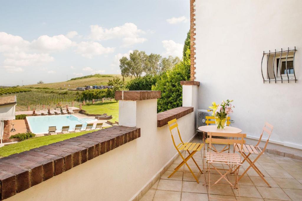 Bazén v ubytování BELVEDERE MONFERRATO Relais & Wellness nebo v jeho okolí