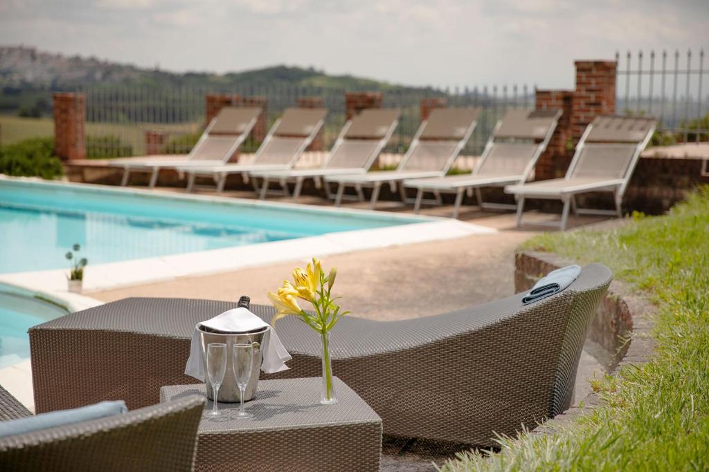 Bazén v ubytování BELVEDERE MONFERRATO Relais & Wellness nebo v jeho okolí