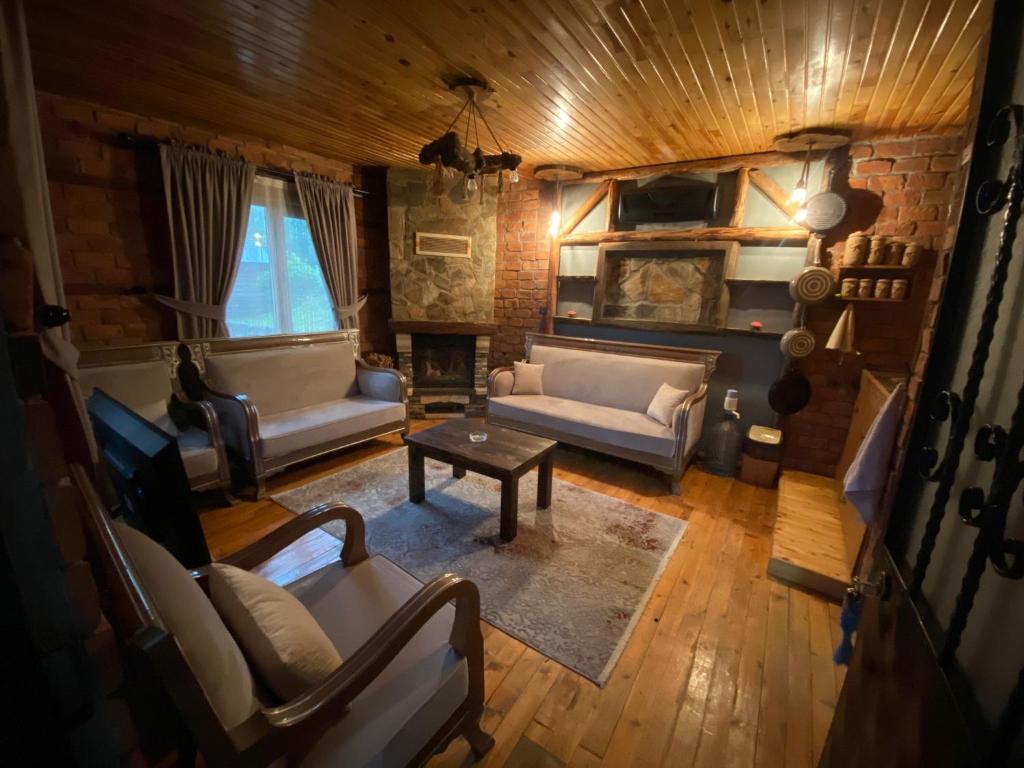 a living room with a couch and a table at SUNGUR DAĞ EVi in Macka