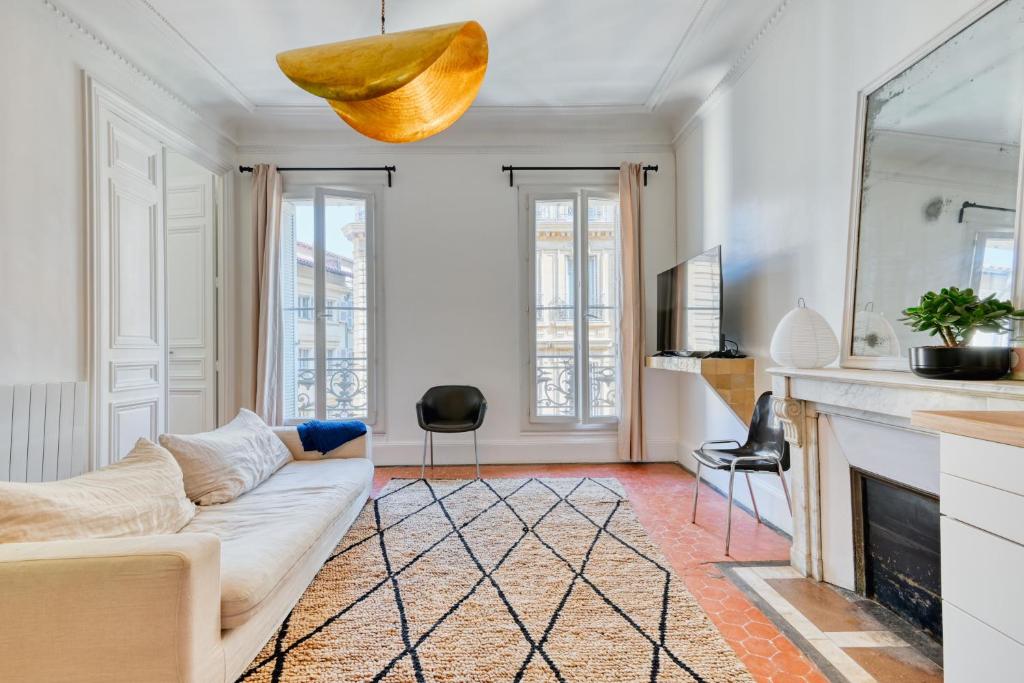 un salon avec un canapé et une cheminée dans l'établissement Joli T4 110m2 au cœur de Marseille, à Marseille