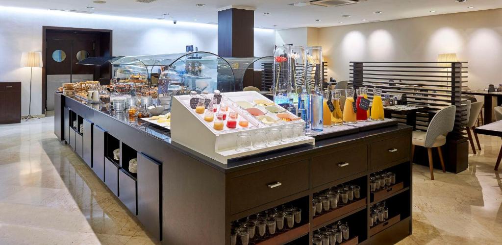 Comida en o cerca de este hotel