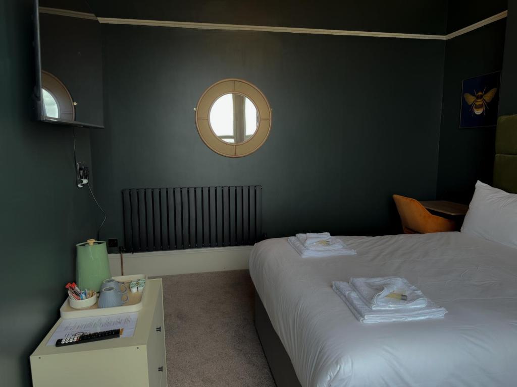 Postel nebo postele na pokoji v ubytování Nomi Rooms & Restaurant