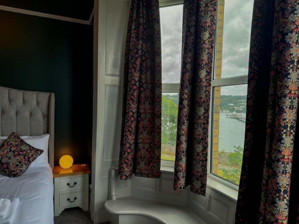 Postel nebo postele na pokoji v ubytování Nomi Rooms & Restaurant