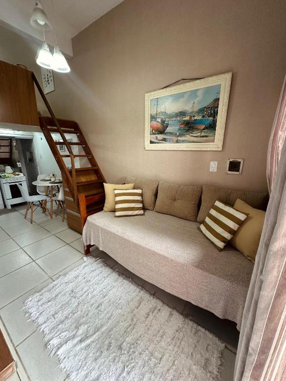 Et opholdsområde på Loft Menor Aconchegante com Ar-Condicionado