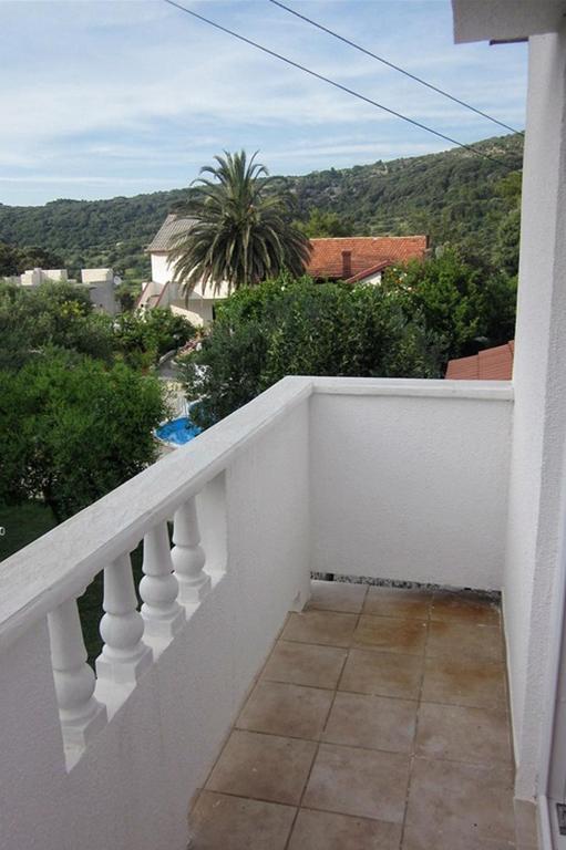 Balkón nebo terasa v ubytování Family friendly apartments with a swimming pool Mundanije, Rab - 5076