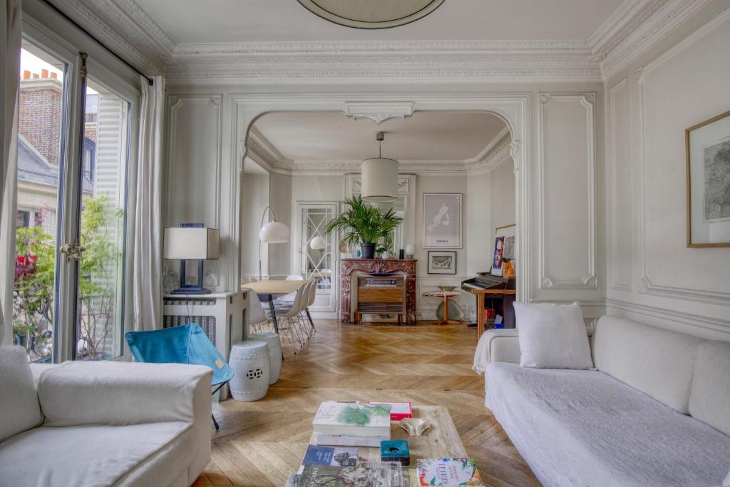 un salon avec un canapé et une table dans l'établissement Appartement 3 chambre Marais Paris 4, à Paris