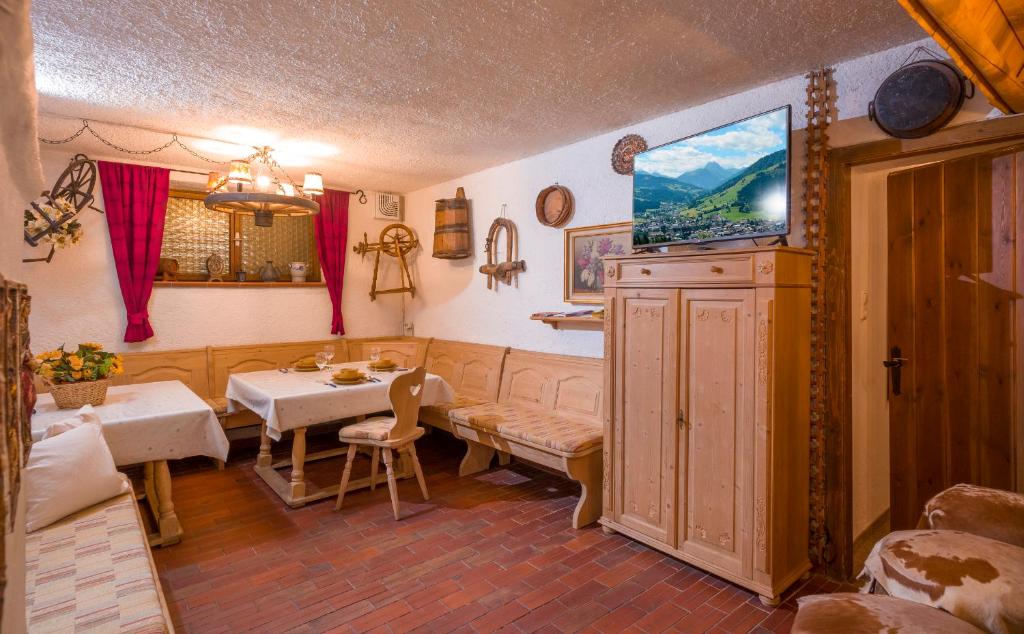 una sala de estar con un sofá y una mesa en Haus Gabriele Appartement Frederic by NV-Appartements, en Kirchberg in Tirol