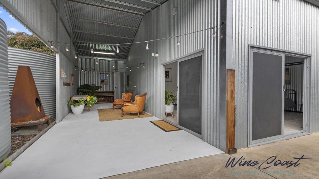 WillungaThe Cubby House by Wine Coast Holiday Rentals的客厅设有通往庭院的开放式门。