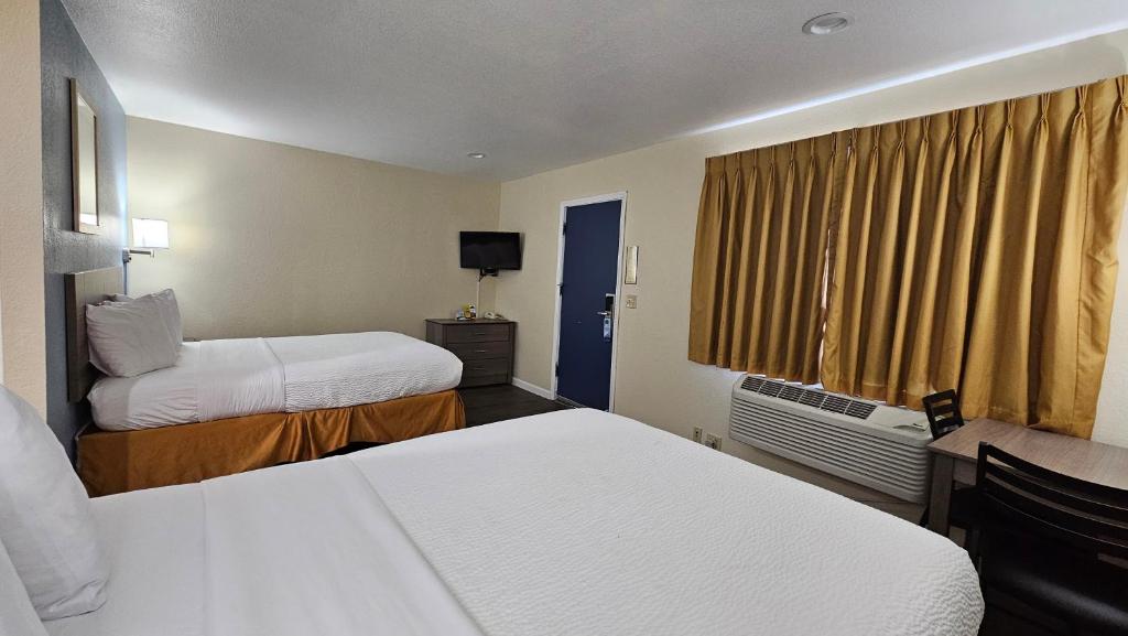 Postel nebo postele na pokoji v ubytování Travelodge by Wyndham Wenatchee