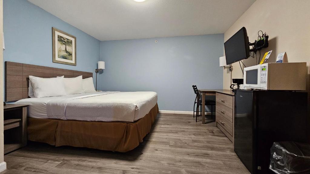 Postel nebo postele na pokoji v ubytování Travelodge by Wyndham Wenatchee