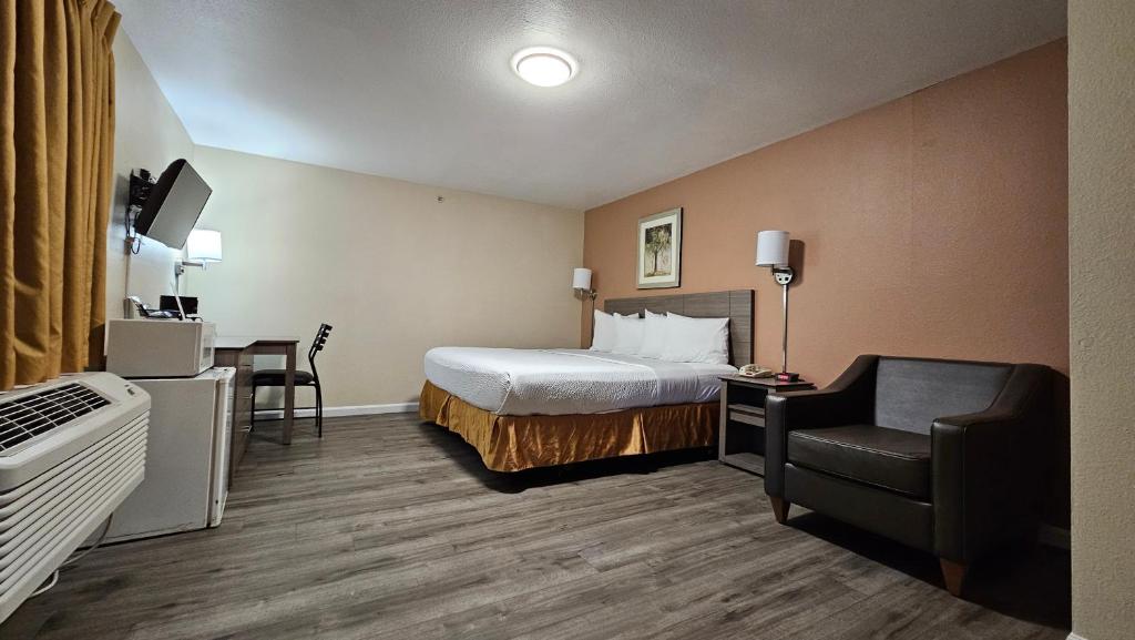 Postel nebo postele na pokoji v ubytování Travelodge by Wyndham Wenatchee