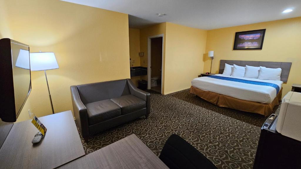 Postel nebo postele na pokoji v ubytování Travelodge by Wyndham Wenatchee