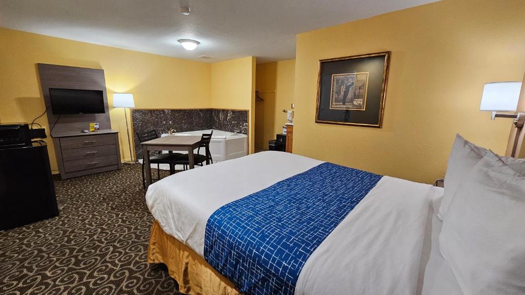 Postel nebo postele na pokoji v ubytování Travelodge by Wyndham Wenatchee