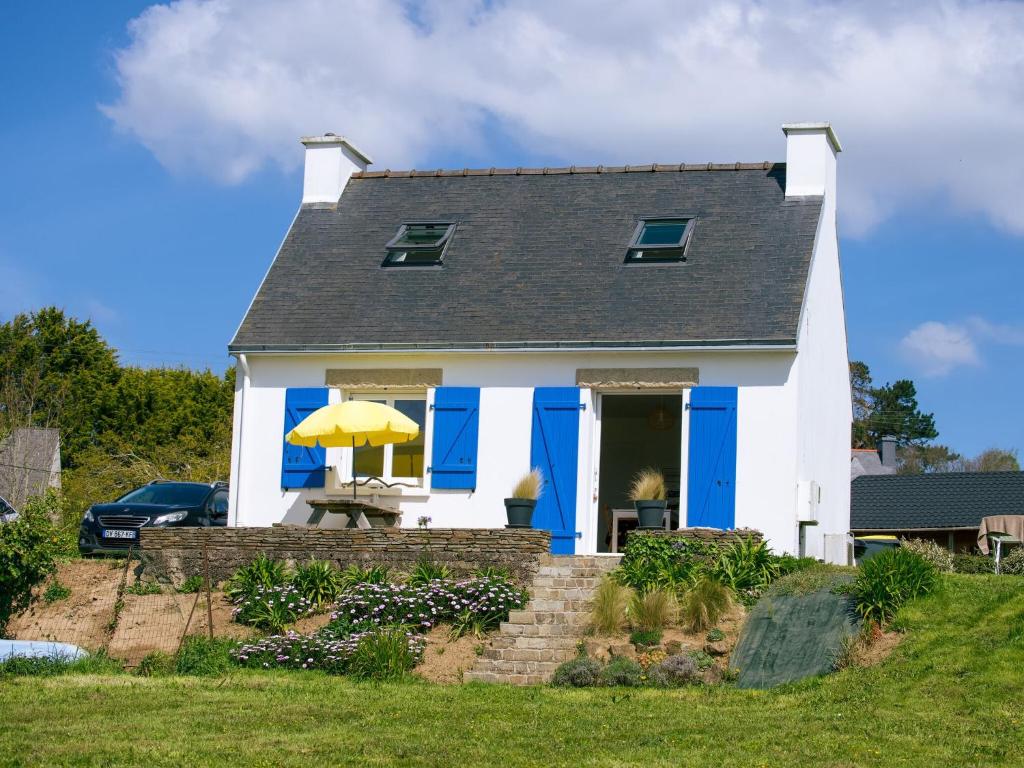 Photo de la galerie de l'établissement Holiday home with sea views, Roscanvel, à Roscanvel