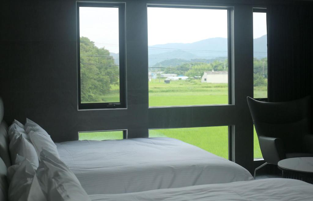 Nespecifikovaný výhled na hory nebo výhled na hory při pohledu z hotelu