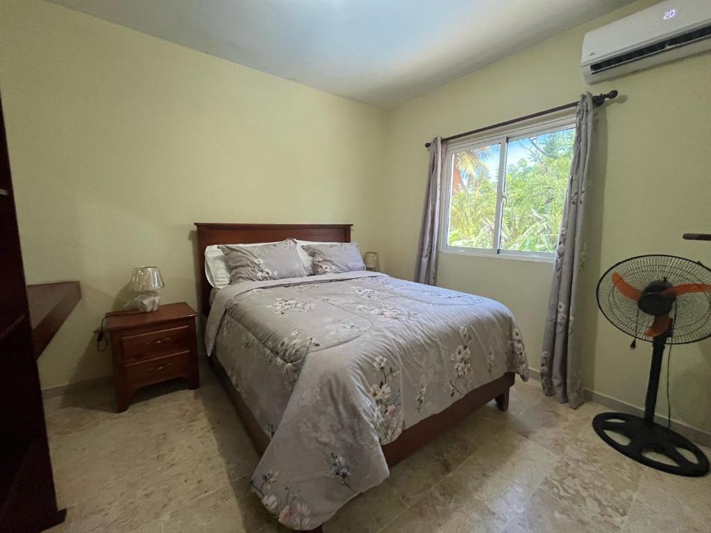 Letto o letti in una camera di Beach Apartment on Samana Bay with Pool, AC, Fast Wi-Fi, Walk to Beach & River, Whale Watching, Near Salto El Limón